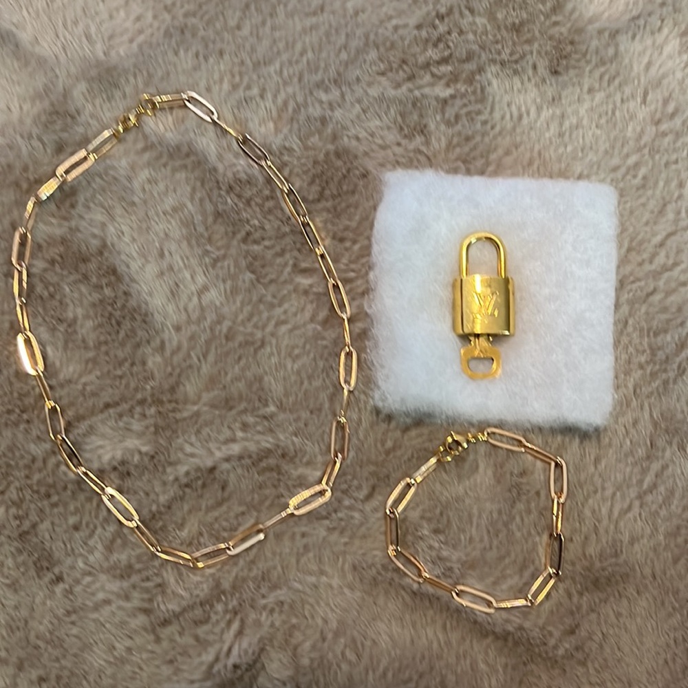 Louis Vuitton Authentic Lock & Key 307 comes W/ 2 unbranded chains Price Is Firm - Picture 2 of 9